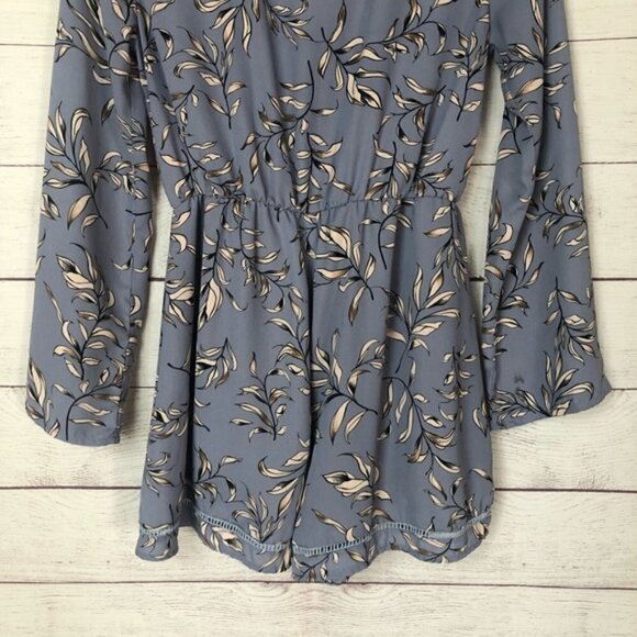 Boutique The Hanger Blue Floral V-Neck Bell Sleeve Romper S - Picture 11 of 12
